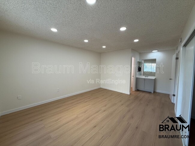 Building Photo - 5461 Kester Ave