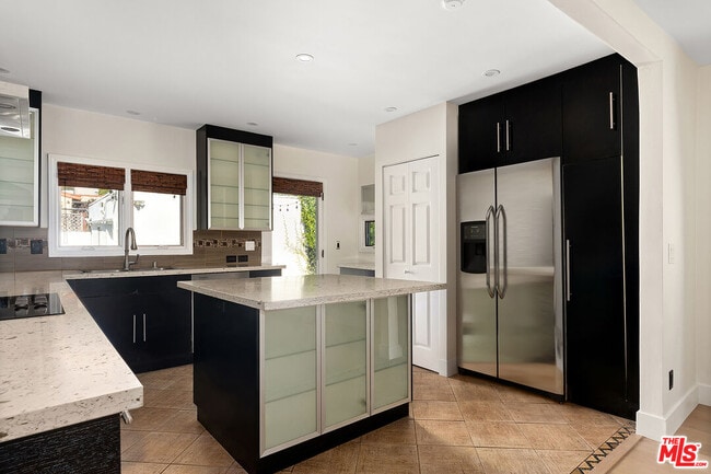 Building Photo - 8921 Ashcroft Ave