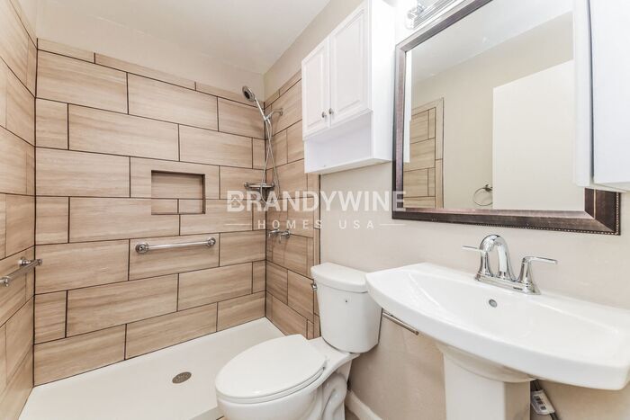 Building Photo - 5010 Collingwood Dr