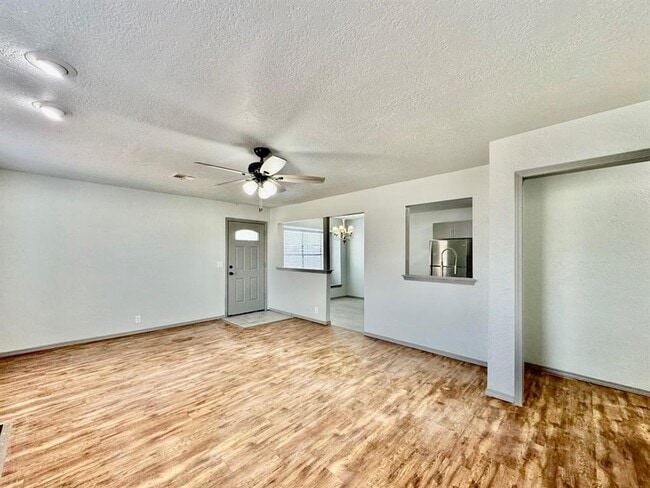 Building Photo - 925 Swan Lake Ct