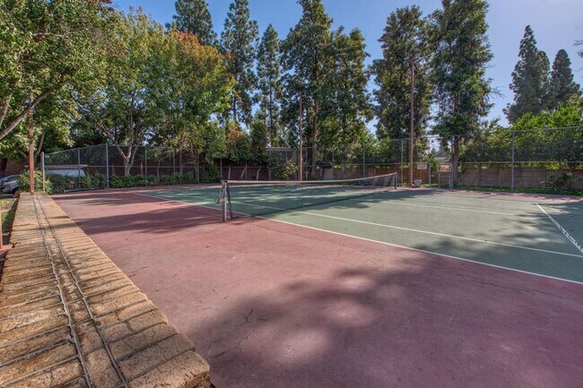 Building Photo - 3/2.5 Executive Condo in Downtown Fresno (...