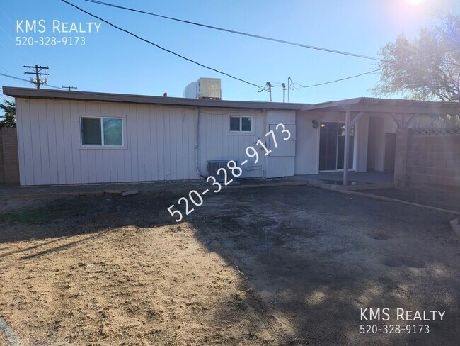 Building Photo - 2565 N Fair Oaks Ave