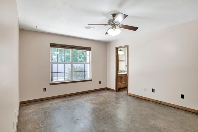 Building Photo - Well-Maintained Home with 2-Car Garage & Screened Back Porch in Central Location