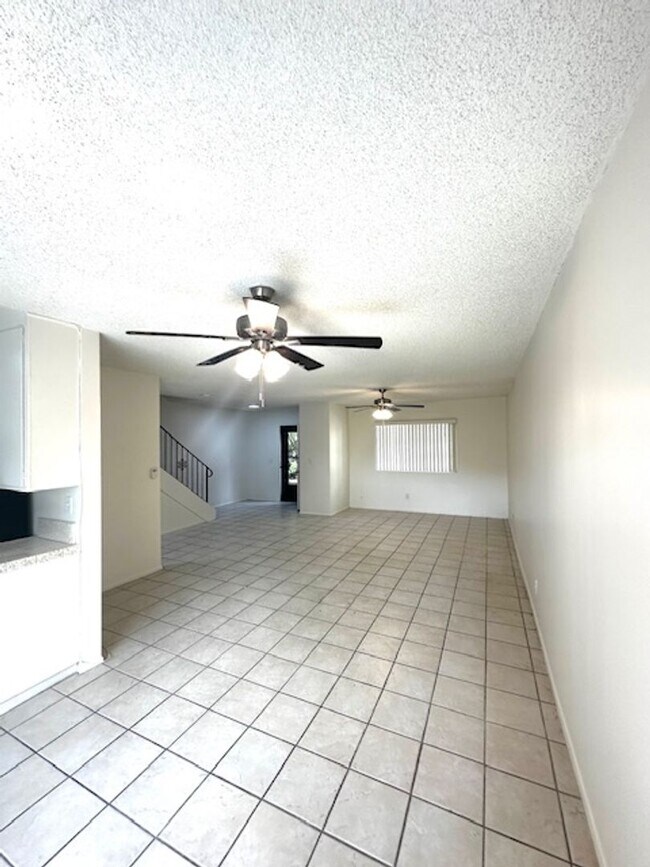 Building Photo - Three Bedroom Condo! Ventura
