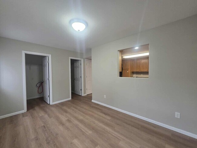 Building Photo - 936 W 8th St