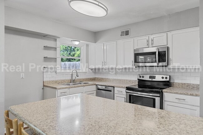 Building Photo - Charming Home in Established Community