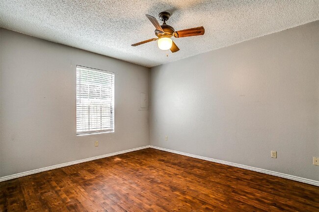 Building Photo - Modern 3 Bed, 2 Bath Multiplex - A Must-See!
