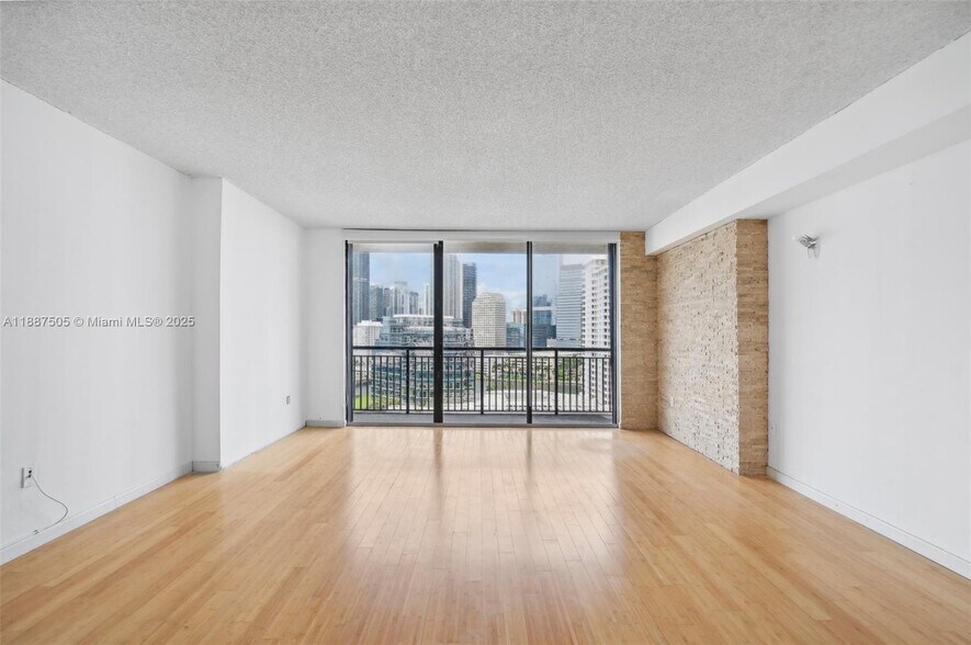 Primary Photo - 540 Brickell Key Dr