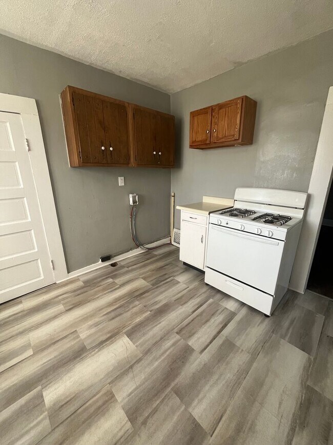 Building Photo - 402 Virginia St. Saint Joseph, Mo 64504