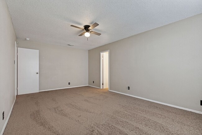 Building Photo - 6991 Sunset Village Dr