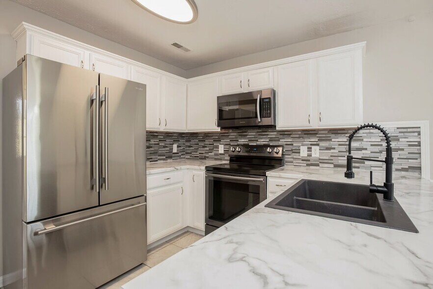 Building Photo - 1043 Tom Hailey Blvd