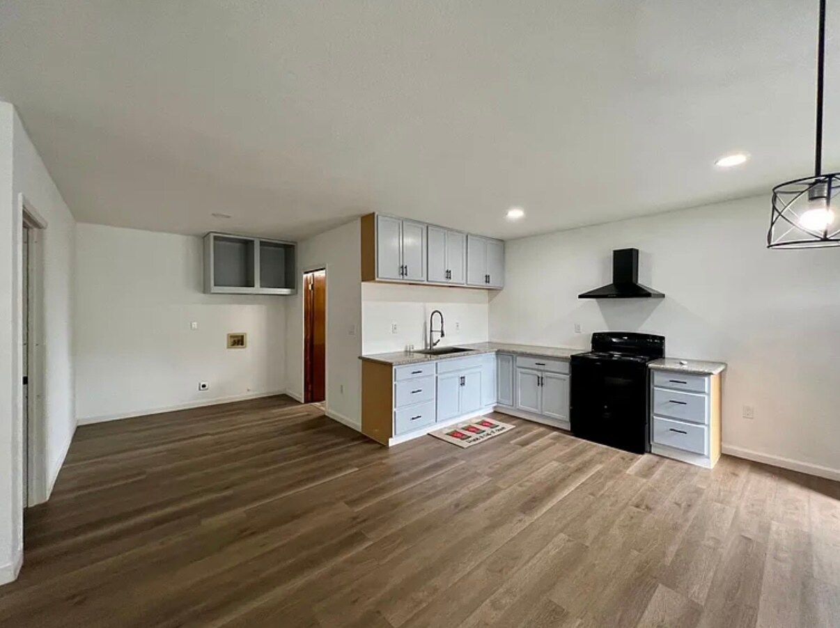 Building Photo - 1322 Grape Ave