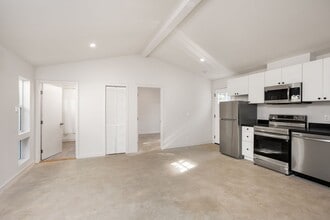 Building Photo - 126 1/2 Franklin Ct