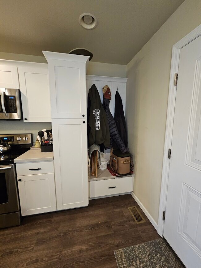 Building Photo - 213 Jonathan Ln