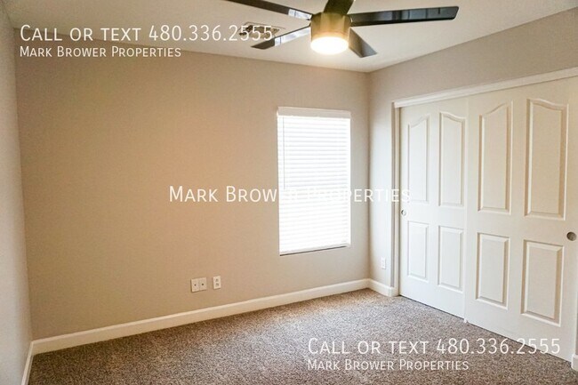 Building Photo - 1136 E Christopher St