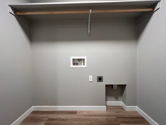 Building Photo - Beautiful Home Tucked In A Great Neighborhood