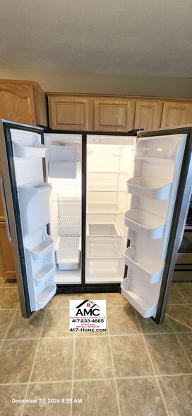 Side-by-side Refrigerator with Ice & Water - 2976 E Morris St