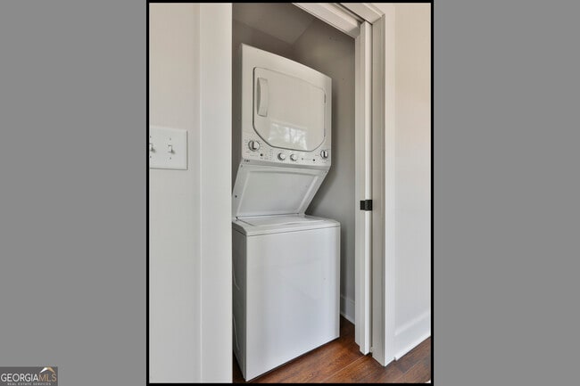 Building Photo - 3042 State St