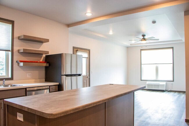 Building Photo - Spacious Corner 1 Bed!