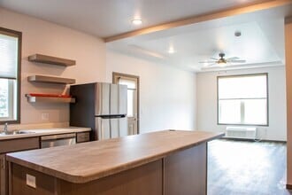 Building Photo - Corner 1 Bed off of Golf Road!