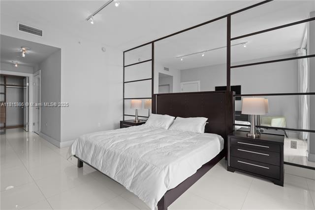 Building Photo - 900 Biscayne Blvd