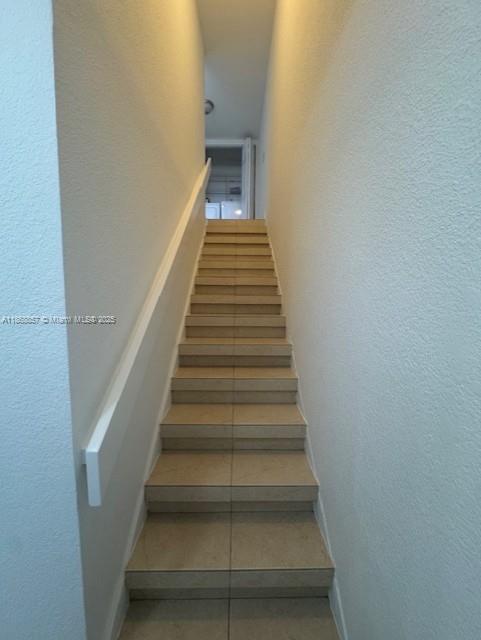 Building Photo - 9351 Fontainebleau Blvd