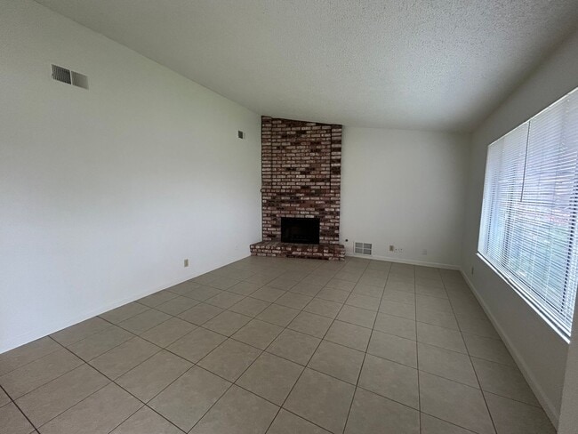 Building Photo - Lovely 3-Bedroom, 2-Bath Home with Spacious Backyard