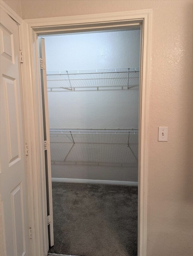 Building Photo - 1x1 Open, bright and spacious! 647 square ...