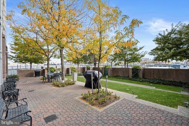 Building Photo - 100 Harborview Dr