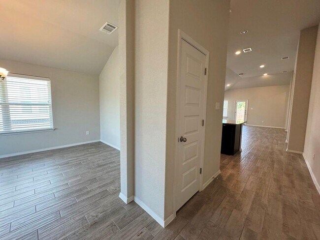 Building Photo - 295 Rimrock Ct