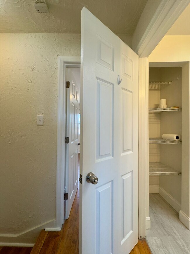 Building Photo - Charming 2 Bedroom/1 Bathroom Townhome in Medford!