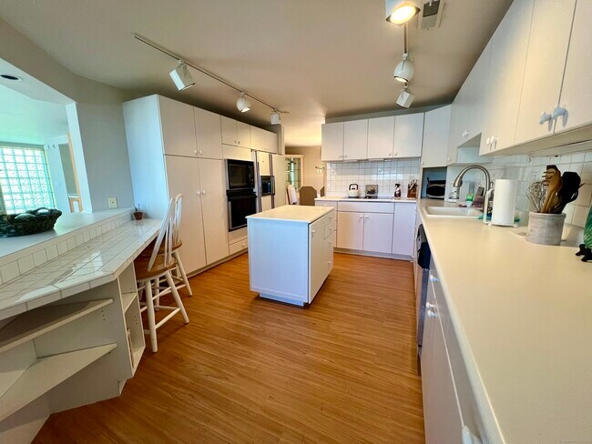 Building Photo - 131 Popes Island Rd