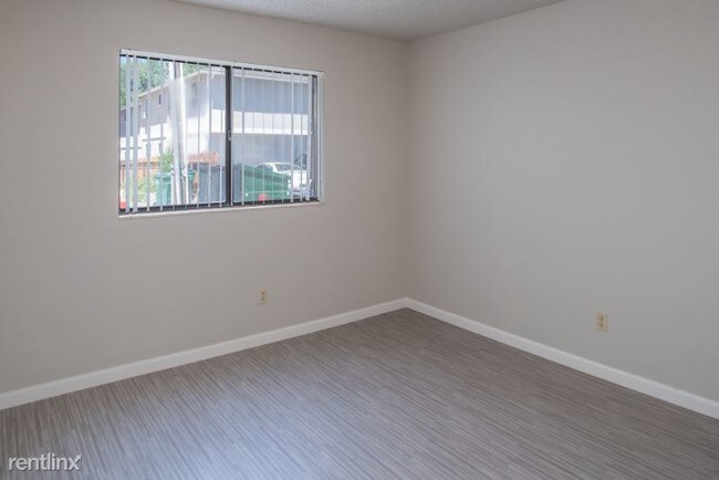 Building Photo - 1 br, 1 bath Apartment - 217 E. Taylor St.