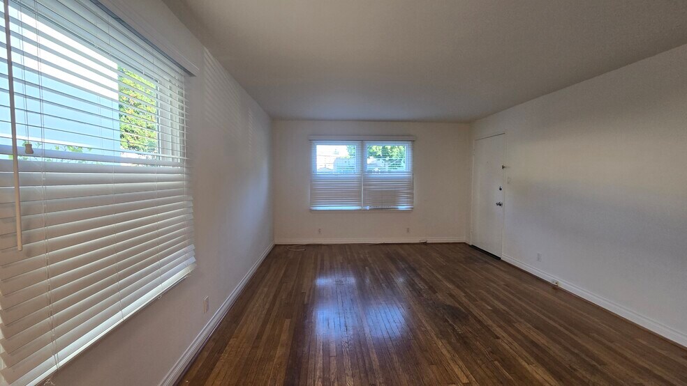 Building Photo - 1701 E Chevy Chase Dr