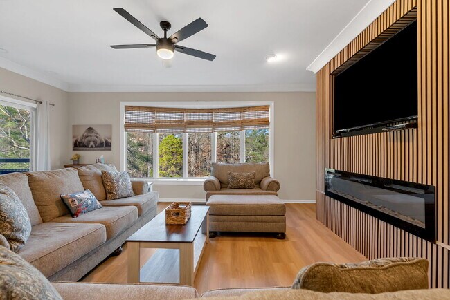 Building Photo - 2 Bedroom, 2 Full Bathroom Condo in a Gated Keowee Key Community