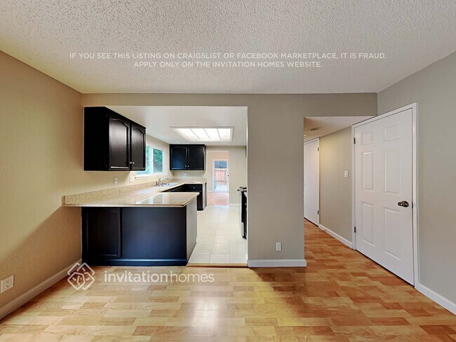 Building Photo - 120 Persimmon Dr