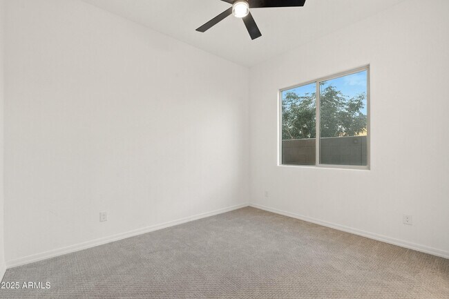 Building Photo - 8804 W Vista Ave