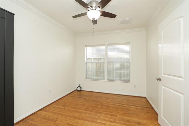 Building Photo - 905 Kern St