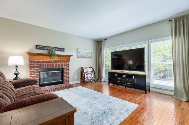 Building Photo - Short term rental available