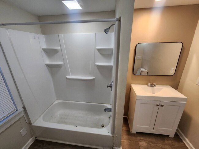 Building Photo - Charming 5-Bedroom Property in Prime Location (Section 8 vouchers Accepted)