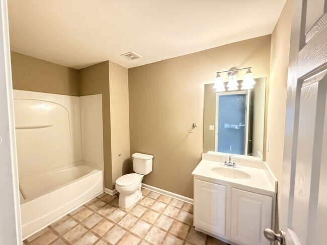 Building Photo - 3329 Fernview Dr