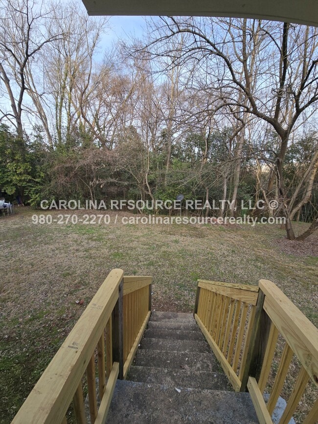 Building Photo - 638 Miller St