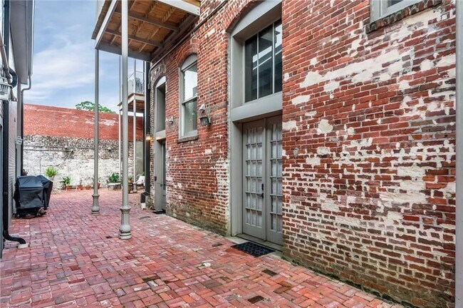 Building Photo - DOWNTOWN LIVING AT ITS FINEST!