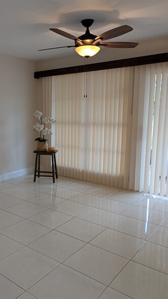 living room - 6909 Lake Place Ct