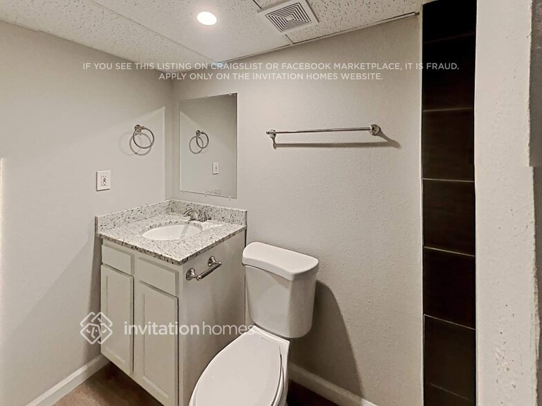 Building Photo - 3852 S Olathe Cir