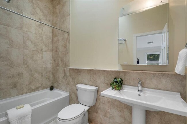 Building Photo - 1467 Monroe Dr NE