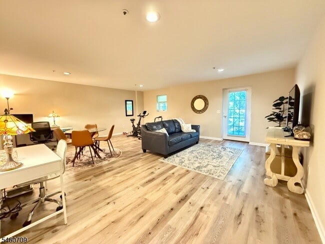 Building Photo - 629 Fairfax Dr