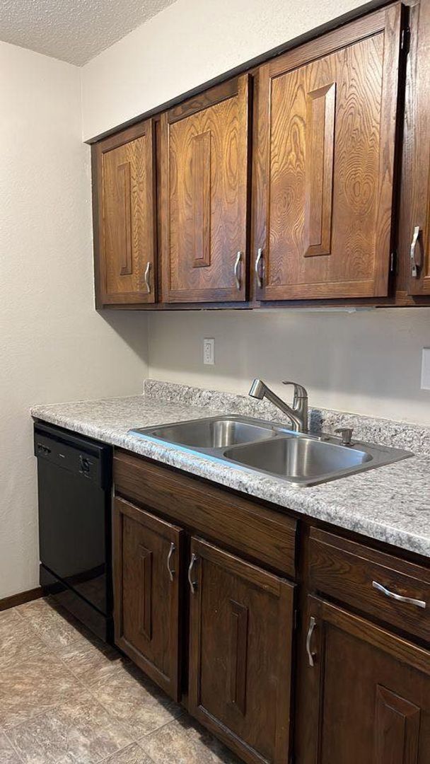 Building Photo - Pool. Gym. Prime location. Welcome to LANT...