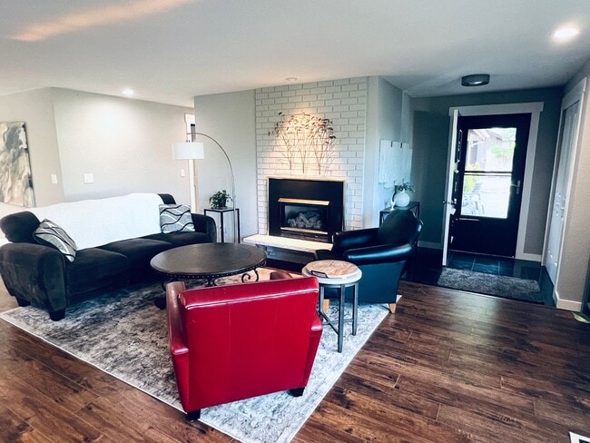 Building Photo - 2 bedroom, 2 bath short term 3-6 month ren...