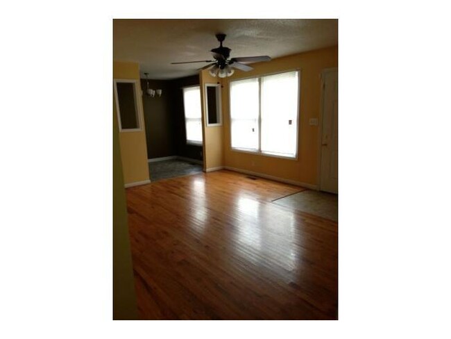 Building Photo - 3 Bedroom Home For Rent Near Post!